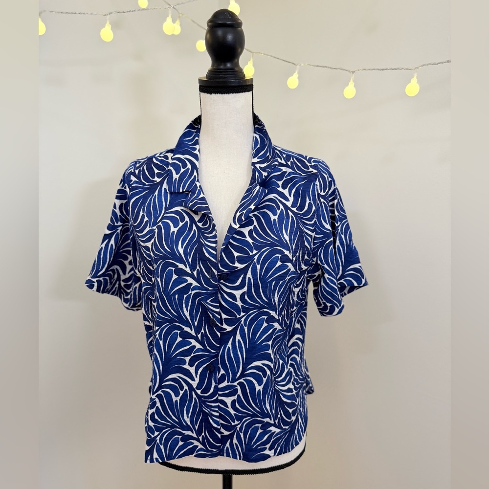 H&M Blue and White Short Sleeve Crop Button Down Shirt